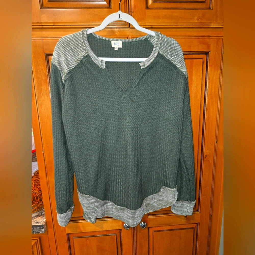 BKE V-Neck Sweater in Olive and Heather Gray Large. Nwot.  Thermal Knit